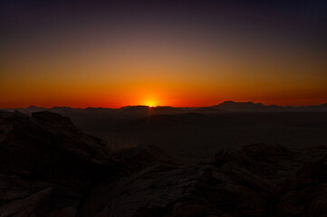 Sonnenuntergang in der Namib Wüste im Naukluft Nationalpark in Namibia