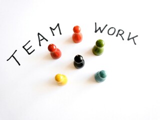 Bunte Spielfiguren mit Schriftzug Teamwork
