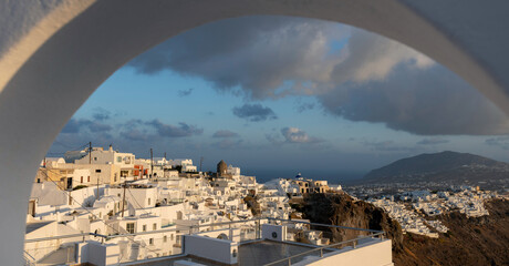 Santorini, Vulkaninsel im Süden der Kykladen, Traumziel in der Abendsonne.