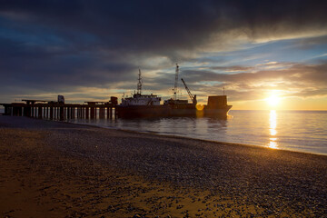 Obraz premium Small port terminal at the sunset