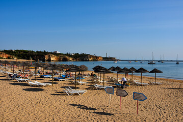 Obraz premium praia grande (big beach) It is located on the eastern side of the Rio Arade estuary, south of the city of Ferragudo Algarve Portugal