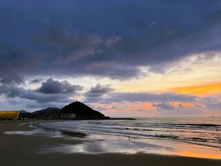 Playa en la ciudad al amanecer en verano. Pais Vasco.