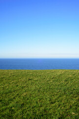 Horizonte marino tras ladera verde en costa de Asturias