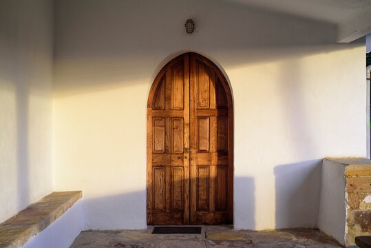 Puerta de madera en iglesia al atardecer