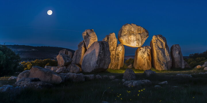 At night At night El Romerillo becomes a place of _008
