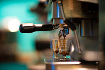 Café expresso sendo tirado em máquina italiana
