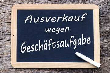 Obraz premium Eine Tafel mit der Aufschrift Ausverkauf wegen Geschäftsaufgabe