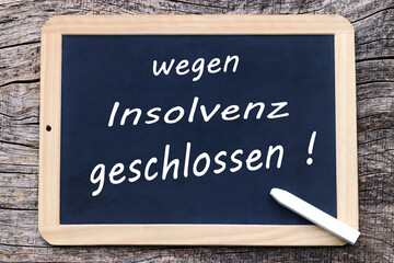 Obraz premium Eine Tafel mit der Aufschrift wegen Insolvenz geschlossen