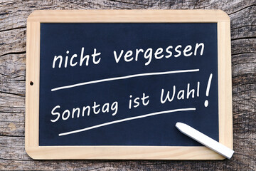 Eine Tafel mit der Aufschrift nicht vergessen Sonntag ist Wahl