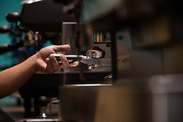 barista preparando máquina para fazer um café expresso