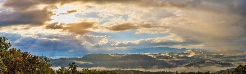Fototapeta premium Sunrise on the Foothills Parkway, Great Smoky Mountains National Park, Tennessee.