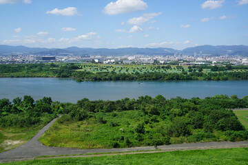 枚方市の高層住宅から見た淀川越しの高槻市街