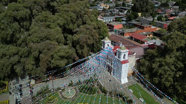 &Aacute;rbol de tule en el municipio de Santa Mar&iacute;a del Tule, Oaxaca, Iglesia del municipio y parque para turismo
