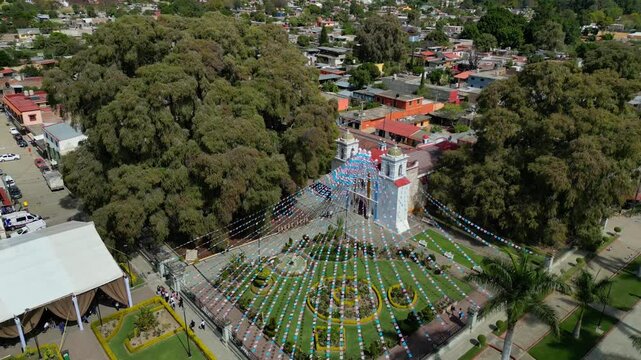 &Aacute;rbol de tule en el municipio de Santa Mar&iacute;a del Tule, Oaxaca, Iglesia del municipio y parque para turismo