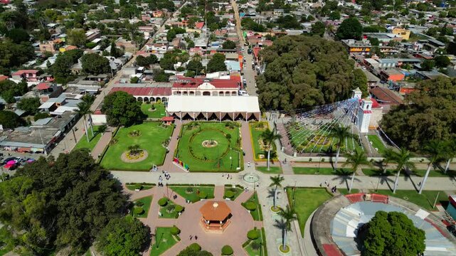 &Aacute;rbol de tule en el municipio de Santa Mar&iacute;a del Tule, Oaxaca, Iglesia del municipio y parque para turismo