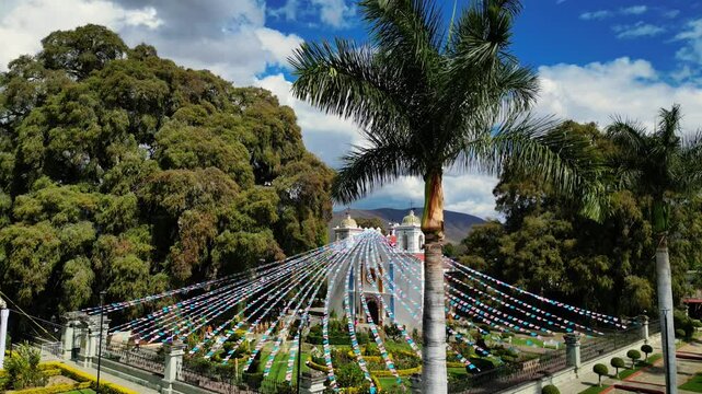 &Aacute;rbol de tule en el municipio de Santa Mar&iacute;a del Tule, Oaxaca, Iglesia del municipio y parque para turismo