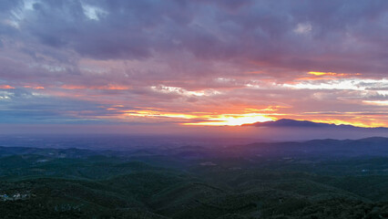 Panorama aérien du Roussillon et des Albères au soleil levant