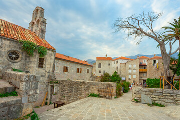 Obraz premium Streets of the old town of Budva with stone walls and cobblestones.
