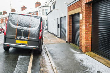 Obraz premium Frost snow covered british road and cars in england uk