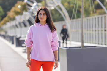Obraz premium young woman plays sports on the city lake in the summer