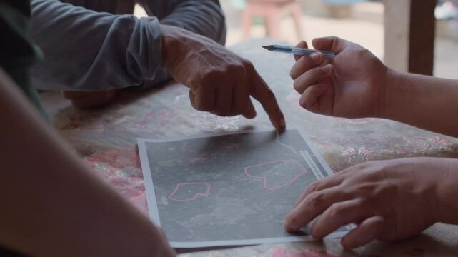 Agriculteur indiquant les limites de sa parcelle au P&eacute;rou