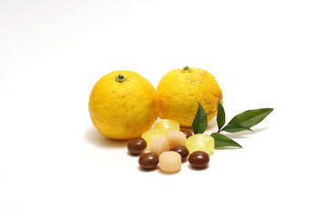 白背景ののど飴に柚子と南天の葉