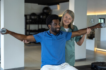 Obraz premium Female physical therapist having a session of exercises with a male patient