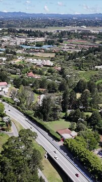 video a&eacute;reo realizado en el sector de Sajonia, Rionegro, Colombia; cerca al aeropuerto Jos&eacute; Mar&iacute;a Cordova y al t&uacute;nel de Oriente que comunica a Medell&iacute;n con el terminal a&eacute;reo.	