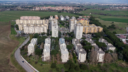 Vista aerea di un centro abitato di periferia cittadina
