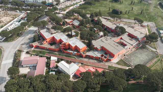 Vista aerea di un complesso scolastico in una periferia di citta