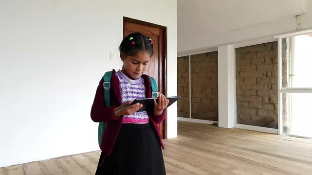 Una ni&ntilde;a campesina en el aula conectada en Tablet, educaci&oacute;n rural, Ni&ntilde;a bonita aprendiendo y dibujando con el profesor en l&iacute;nea en tablet digital clases,Quechua.