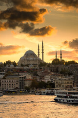 Obraz premium Amazing skyline of Istanbul at sunset with Suleymaniye Mosque, Turkey