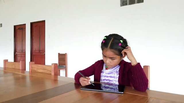 Una ni&ntilde;a campesina en el aula conectada en Tablet, educaci&oacute;n rural, Ni&ntilde;a bonita aprendiendo y dibujando con el profesor en l&iacute;nea en tablet digital clases,Quechua.