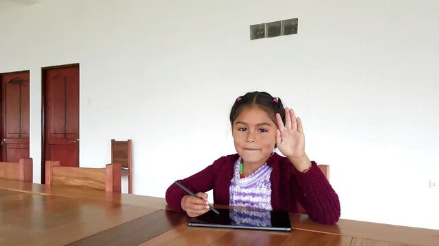 Una ni&ntilde;a campesina en el aula conectada en Tablet, educaci&oacute;n rural, Ni&ntilde;a bonita aprendiendo y dibujando con el profesor en l&iacute;nea en tablet digital clases,Quechua.