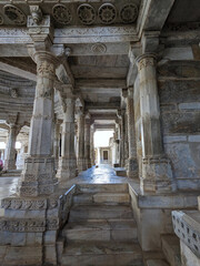 Obraz premium A view into the corridor of the marble temple, Udaipur, India