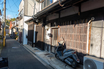 Naklejka premium Kyoto, Japan - Dec 27 2024: A neighborhood street in Japan