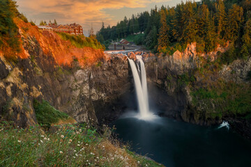 Fototapeta premium USA, Washington State, Snoqualmie. Snoqualmie Falls evening light.