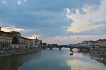 Obraz premium Sunset over river in Florence, Italy