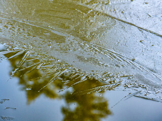 Zugefrorene Wasseroberfläche