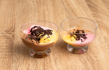 copas de vidrio con helado derretido