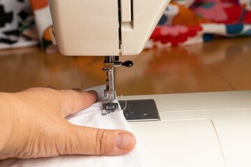 máquina de coser, cosiendo una tela, costurear en casa