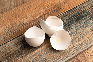 cáscaras de huevo blanco sobre una mesa