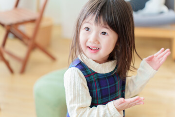 託児所、保育園で遊ぶ女の子