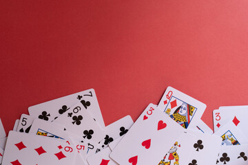 赤背景にトランプカード