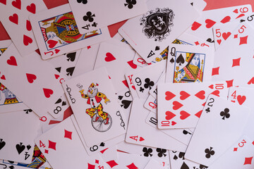 赤背景にトランプカード