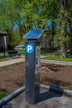 Quebec City parking meter with solar panel