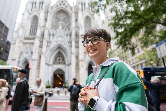 Happy tourist admiring st. Patrick's cathedral in manhattan