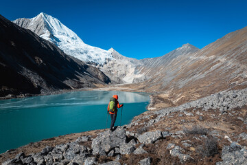 Naklejka premium Backpacking woman hiking on high altitude mountain top