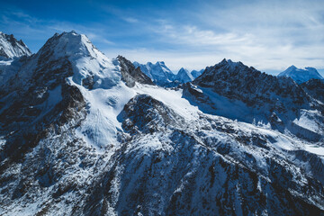 Naklejka premium Aerial view of beautiful snow capped mountain landscape