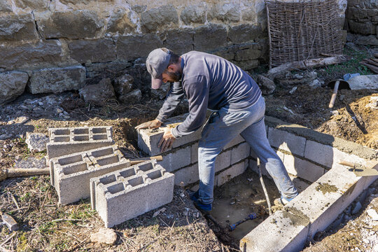 Block mason fits cinder blocks.